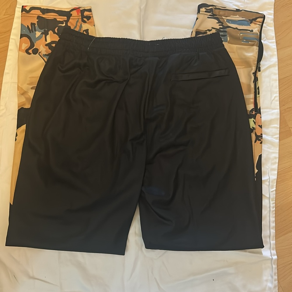 Authentic Kappa men’s joggers with front and back pocket
back pocket has zipper - Picture 4 of 7